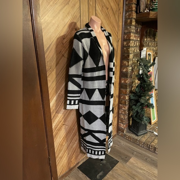 Cato Women’s Medium White & Black Geometric Print Open Duster Cardigan - Picture 3 of 7